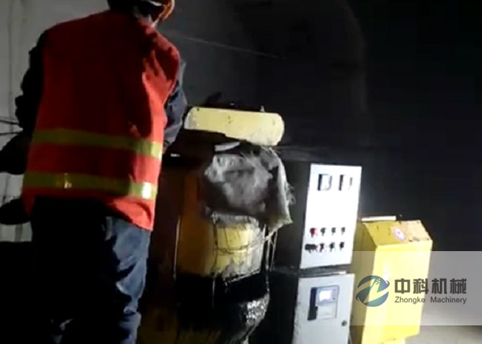 中鐵三局興泉鐵路拱頂帶模注漿一體機(jī)施工現(xiàn)場(chǎng)